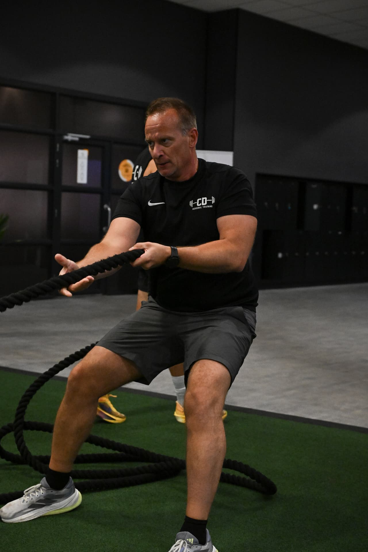 Klant traint met battle ropes onder begeleiding van CD Personal Training