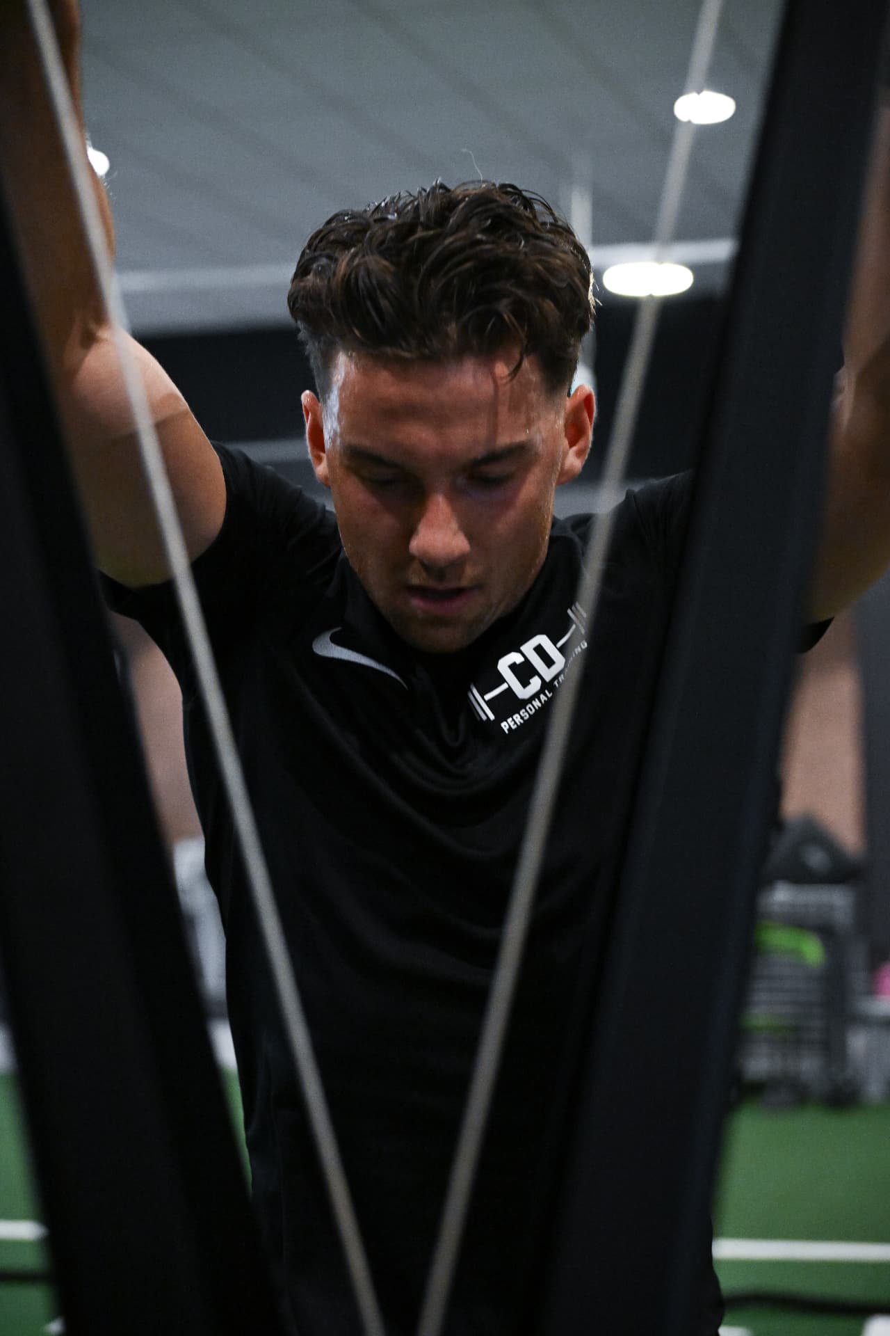 Klant neemt een herstelmoment tijdens een intensieve training