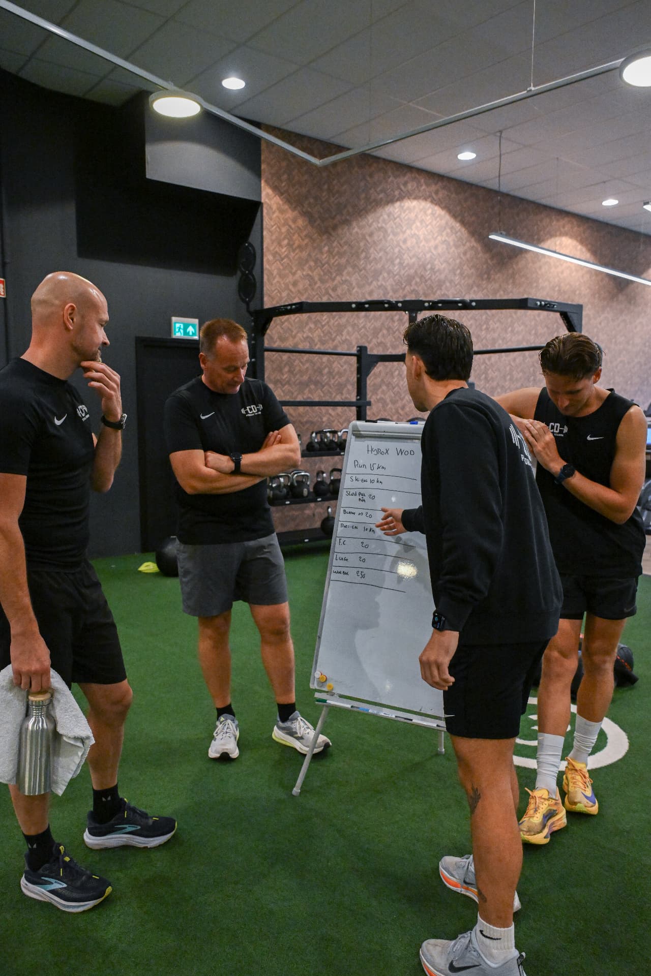 Corné Dames bespreekt de training met een groep klanten