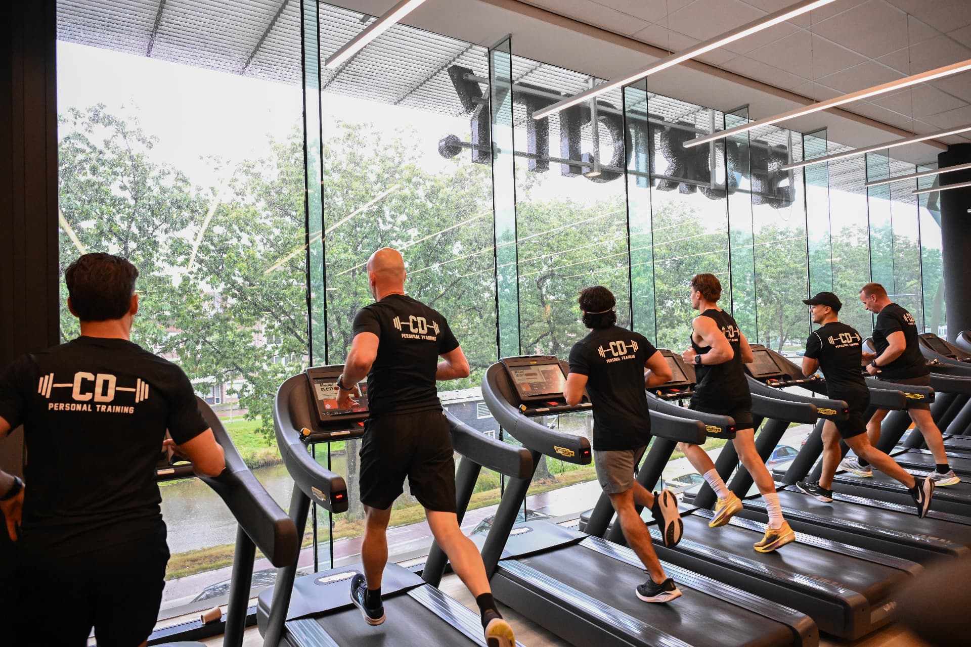 Groep klanten van CD Personal Training tijdens een gezamenlijke looptraining